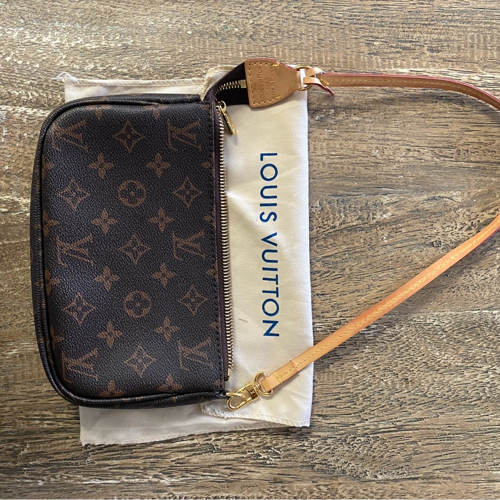 LV pochette